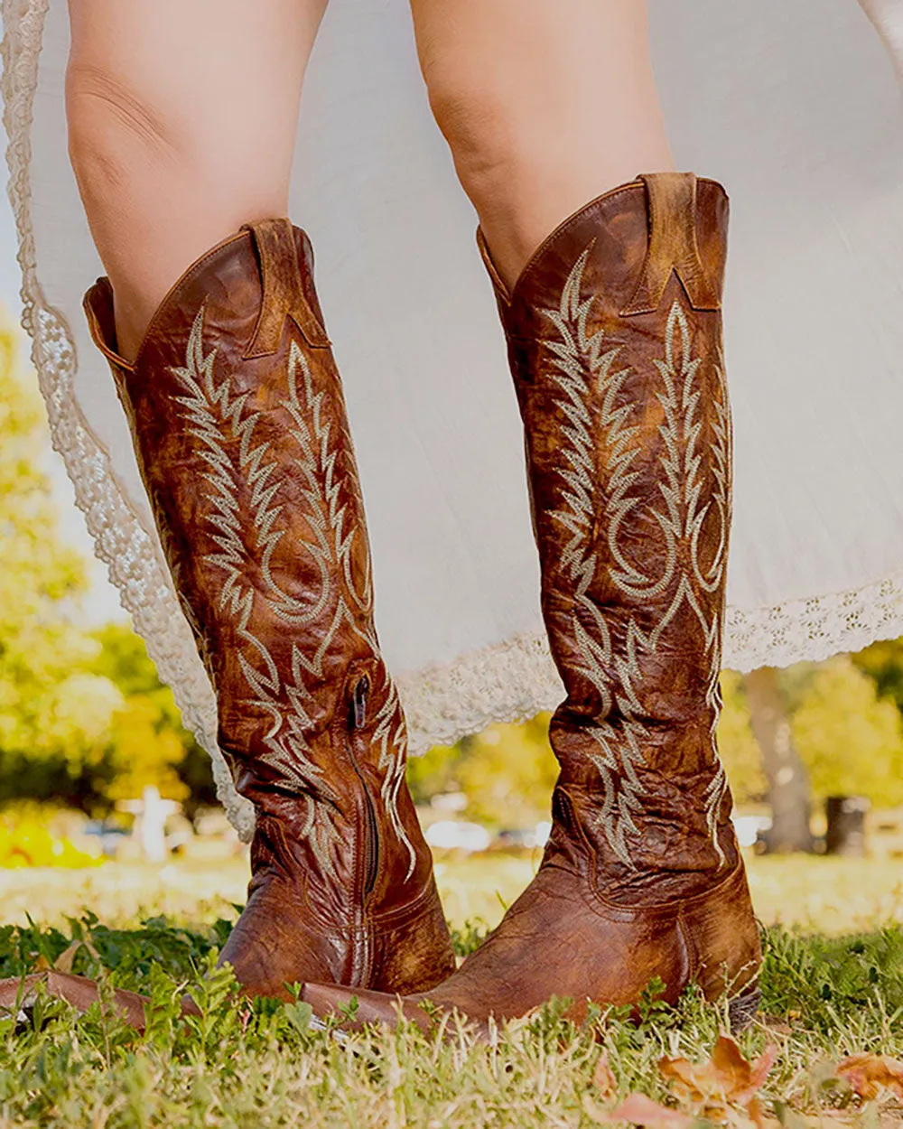 elveswallet Low-heeled vintage embroidered boots