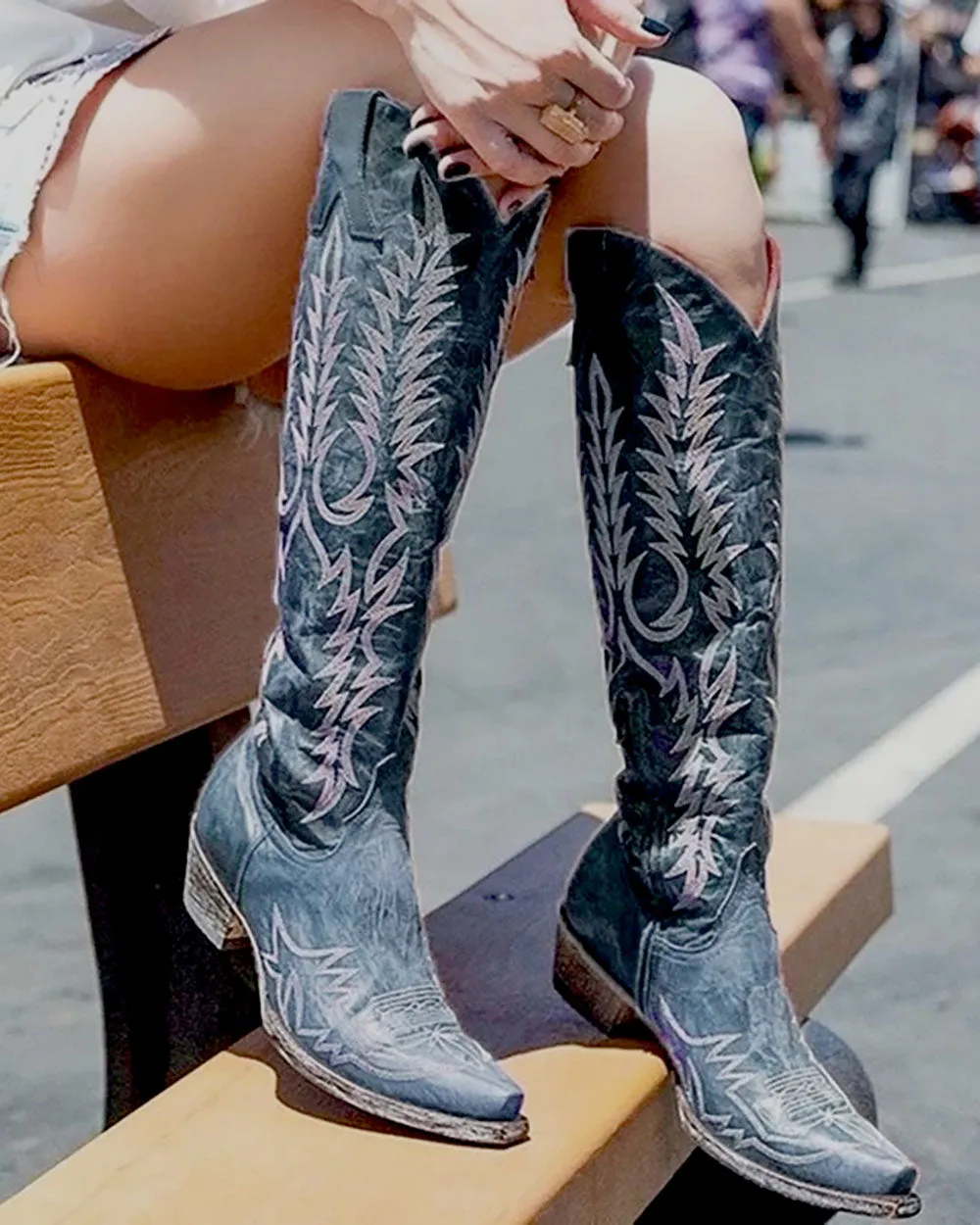 elveswallet Low-heeled vintage embroidered boots