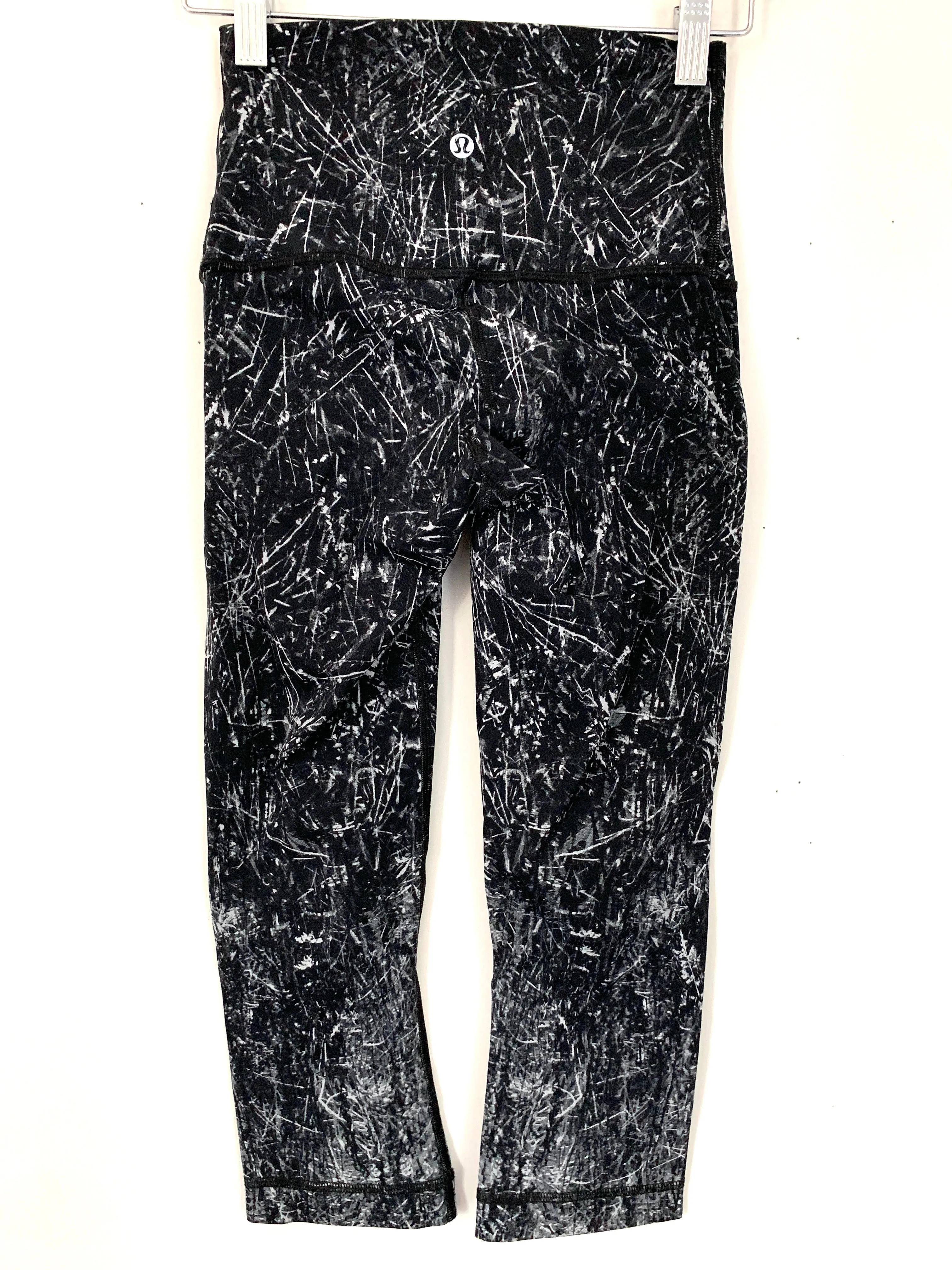 Lululemon Black Fleck Crop Legging- Size 4 (Inseam 18”)